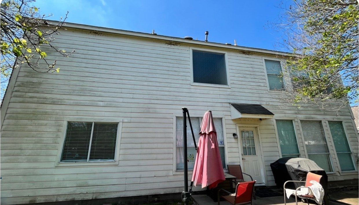 House Wash before cleaning by Elite Exterior Cleaning