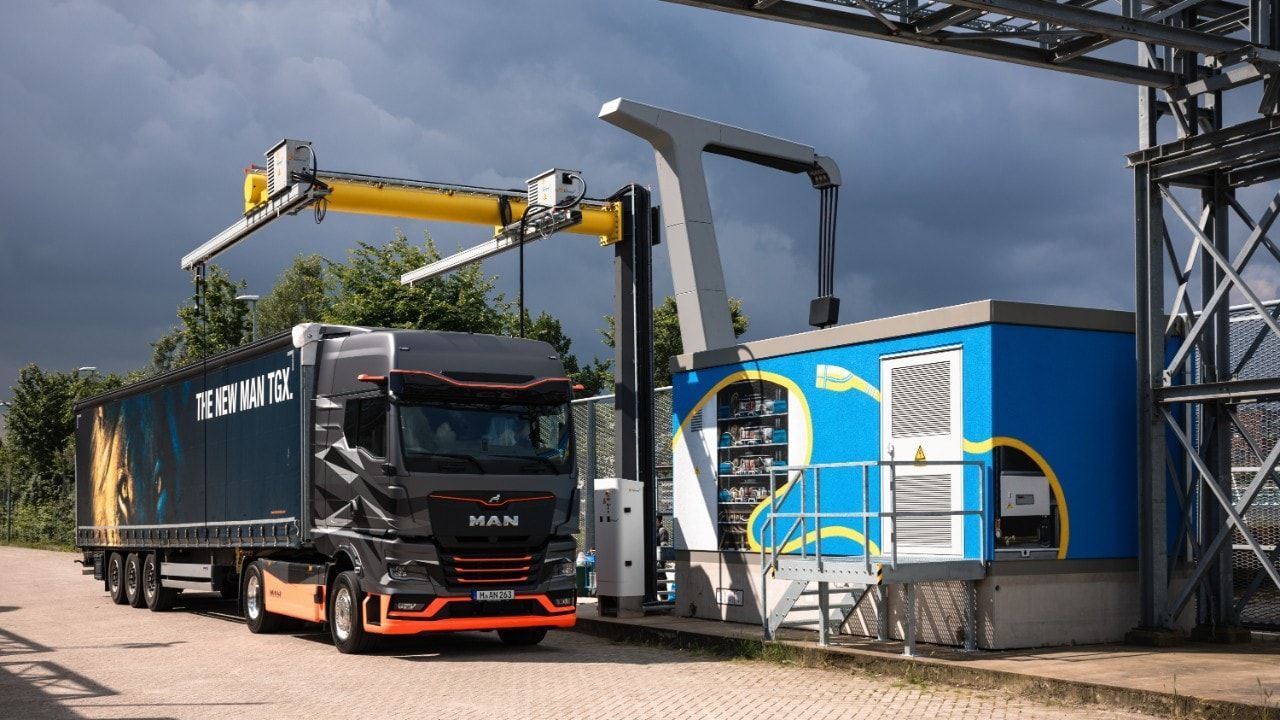 De megawattlader op het terrein van de ETCA.