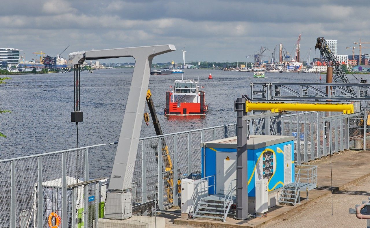 De megawattlader op het terrein van de ETCA.