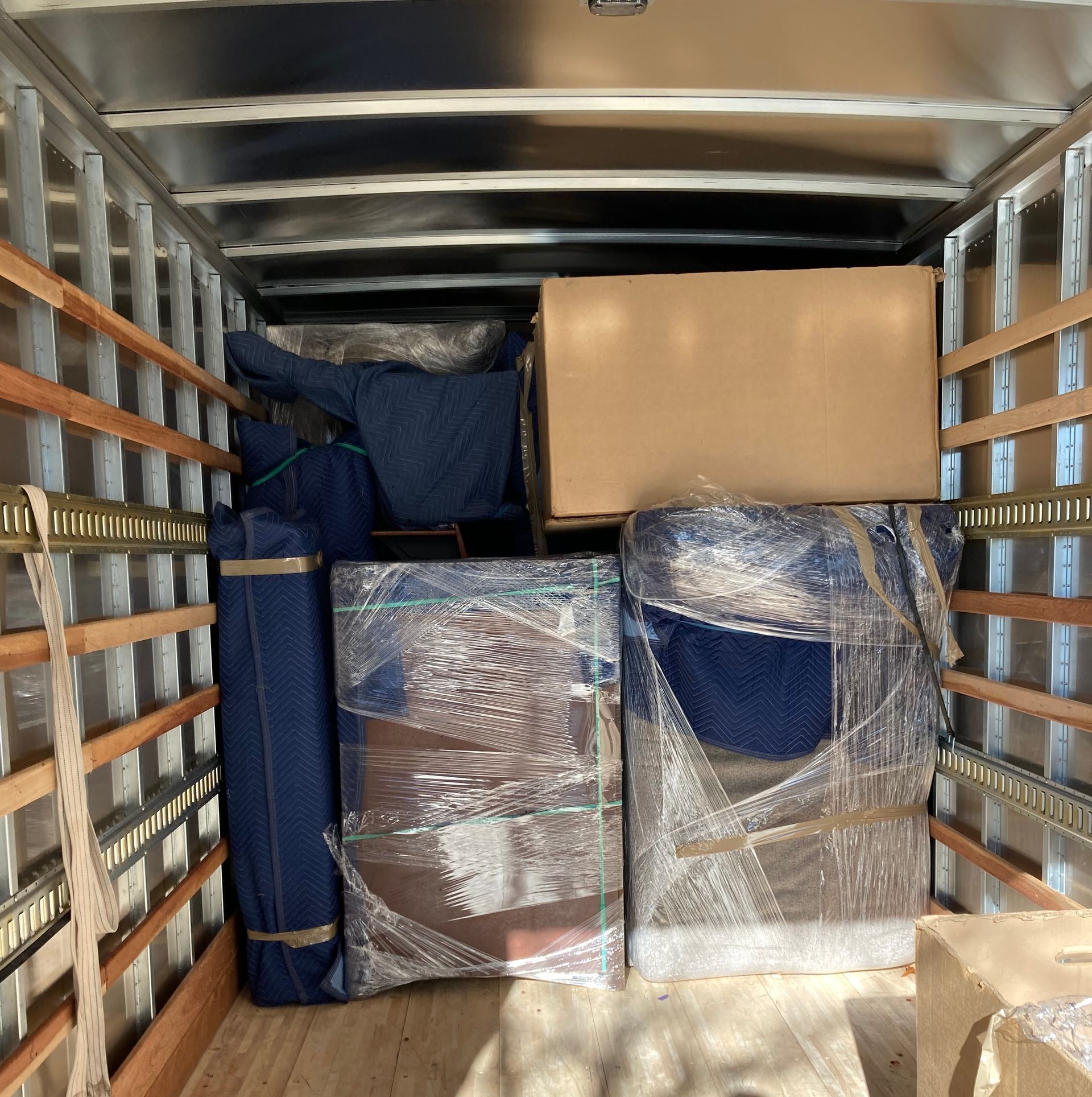 this is how it looks when we load furniture and boxes in our box truck