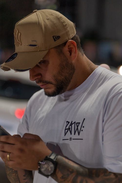Boy whit white shirt
