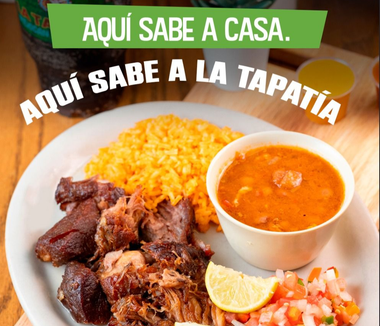 Mexican meal with rice, beans, meat, salsa and lime, with Spanish text: “AQUÍ SABE A CASA. AQUÍ SABE A LA TAPATÍA”