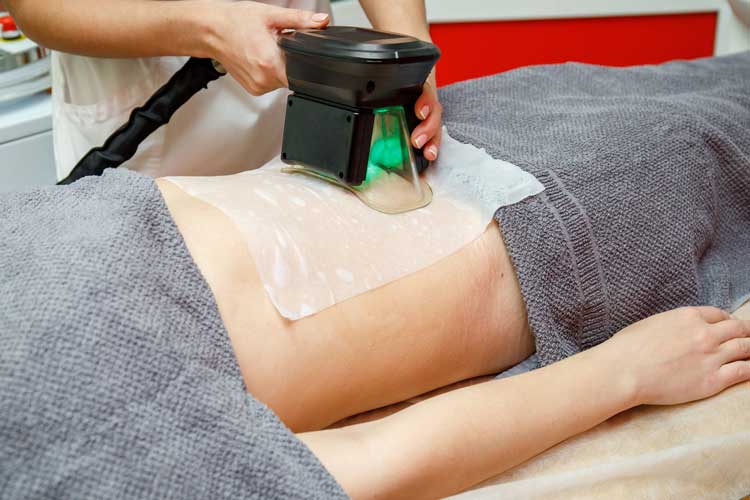 Beauty-therapist-applying-cryolipolysis-treatment