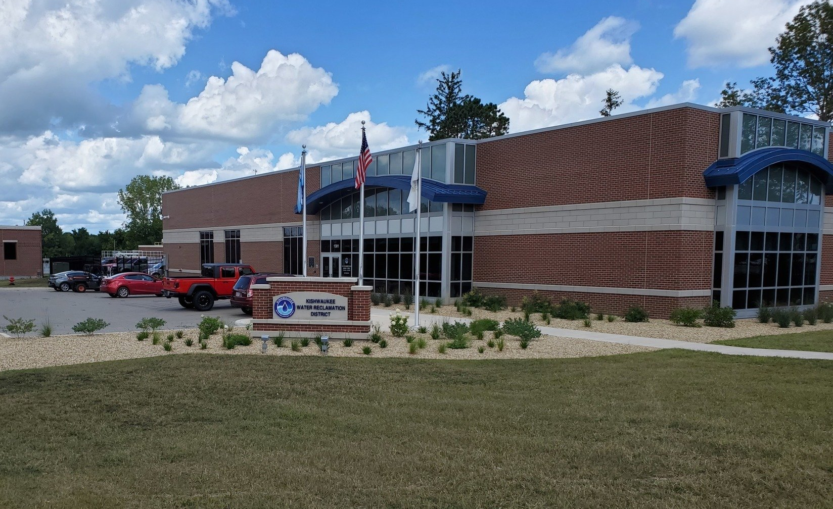 A large building with a sign that says c-tec on it