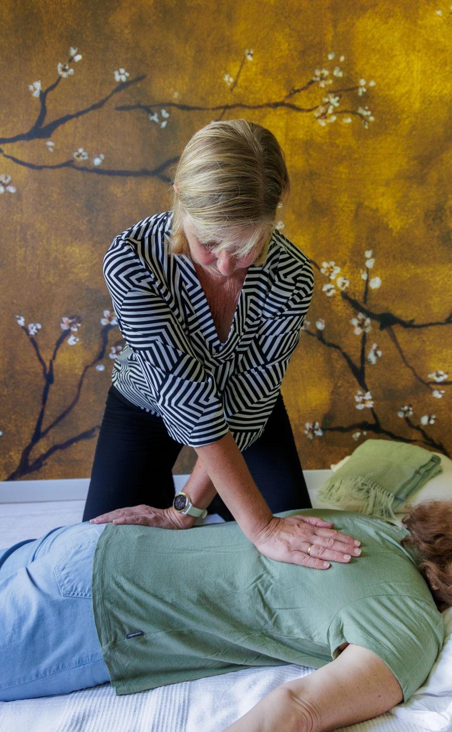 Een foto gemaakt tijdens een proef shiatsu sessie