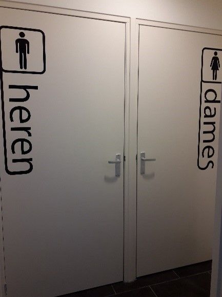 Badkamerdeuren met de opschriften 