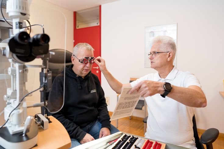 Augenarzt bei Untersuchung
