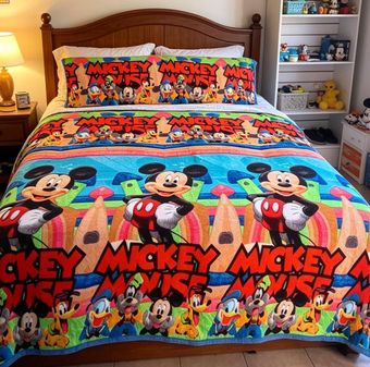Cama con temática de Mickey Mouse y coloridas sábanas de dibujos animados en un dormitorio acogedor.