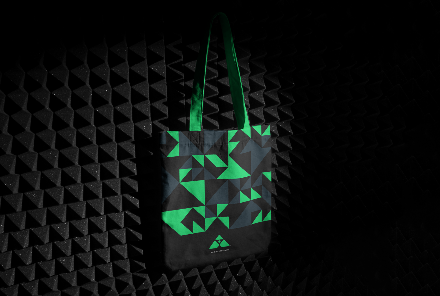 Uma bolsa preta com triângulos verdes brilha no escuro.