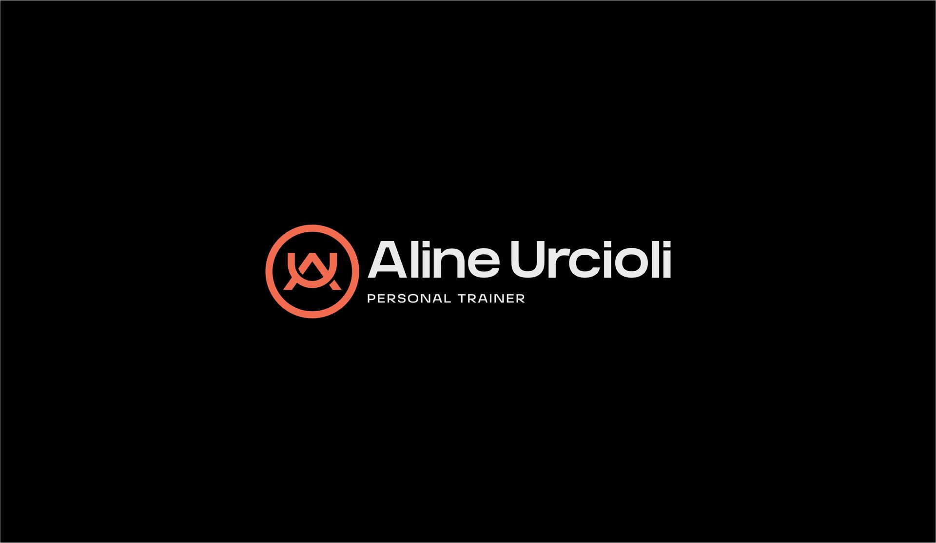 o logotipo da personal trainer aline urcioli está em um fundo preto.