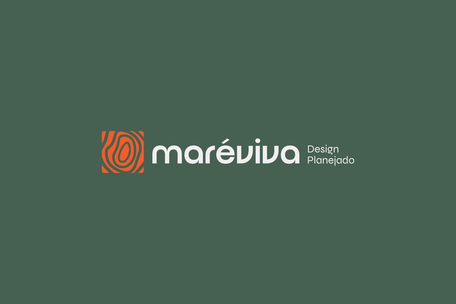 Um logotipo sobre um fundo verde escuro apresentando um ícone quadrado laranja com padrão de grão de madeira ao lado do texto