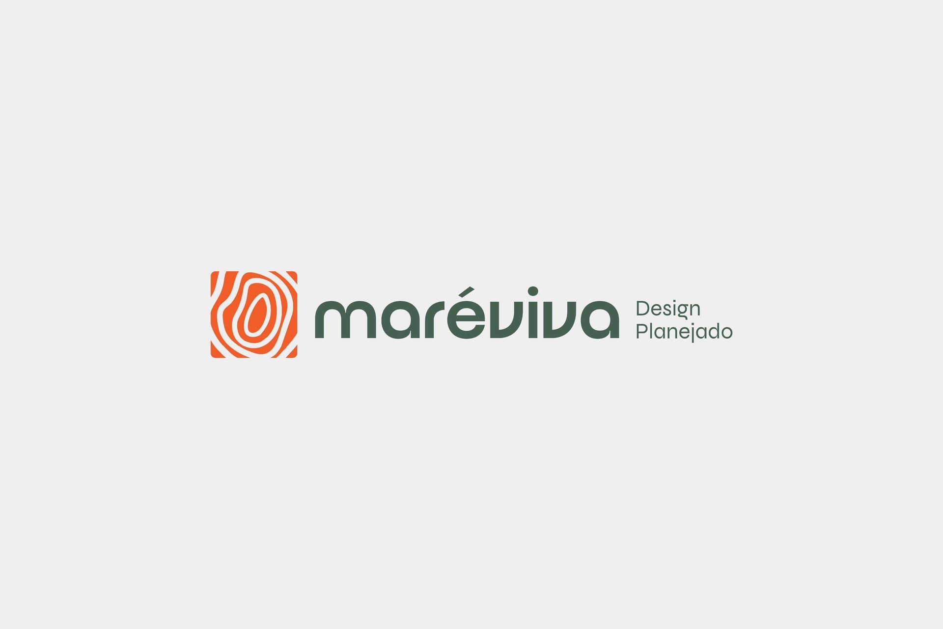 Logotipo da Maréviva Design Planejado, apresentando um quadrado estilizado com textura de madeira laranja ao lado de texto verde escuro sobre fundo branco.