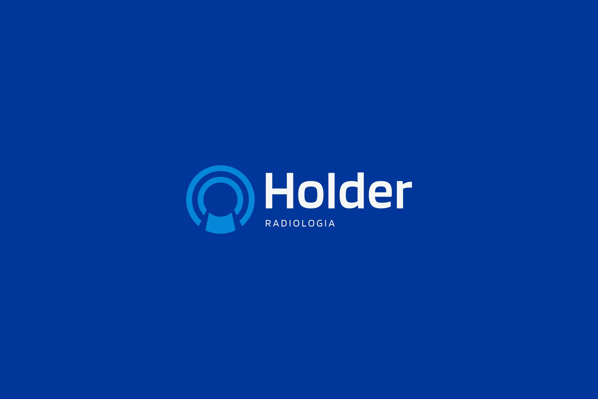 Logotipo da Holder Radiologia apresentando um ícone abstrato azul que lembra um scanner médico ao lado do texto em um fundo azul.