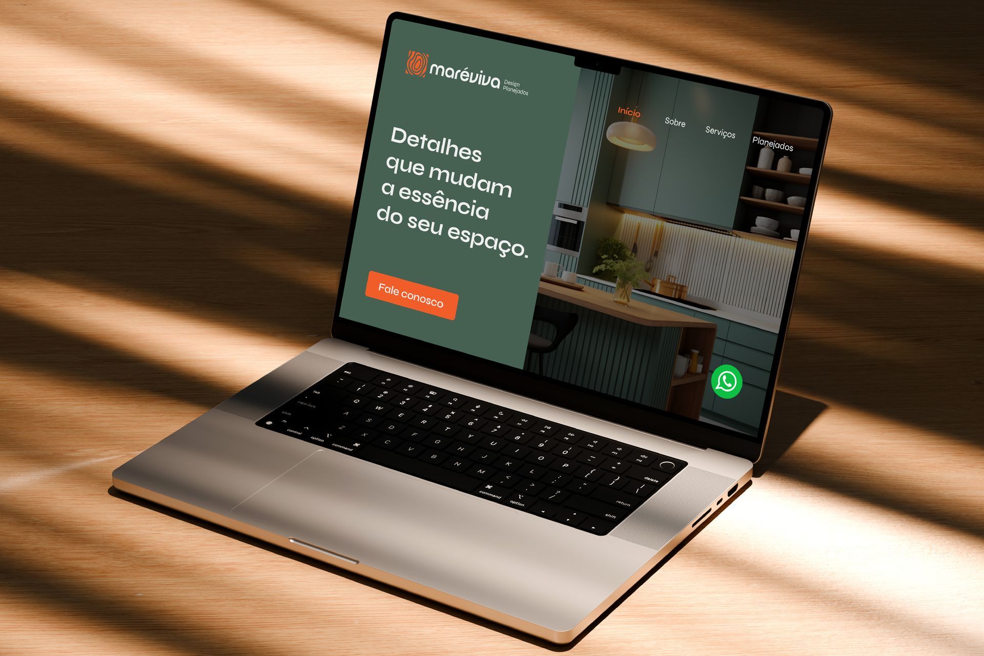 Um laptop elegante repousa sobre uma superfície de madeira, exibindo um site de marketing com fundo verde para decoração de interiores.