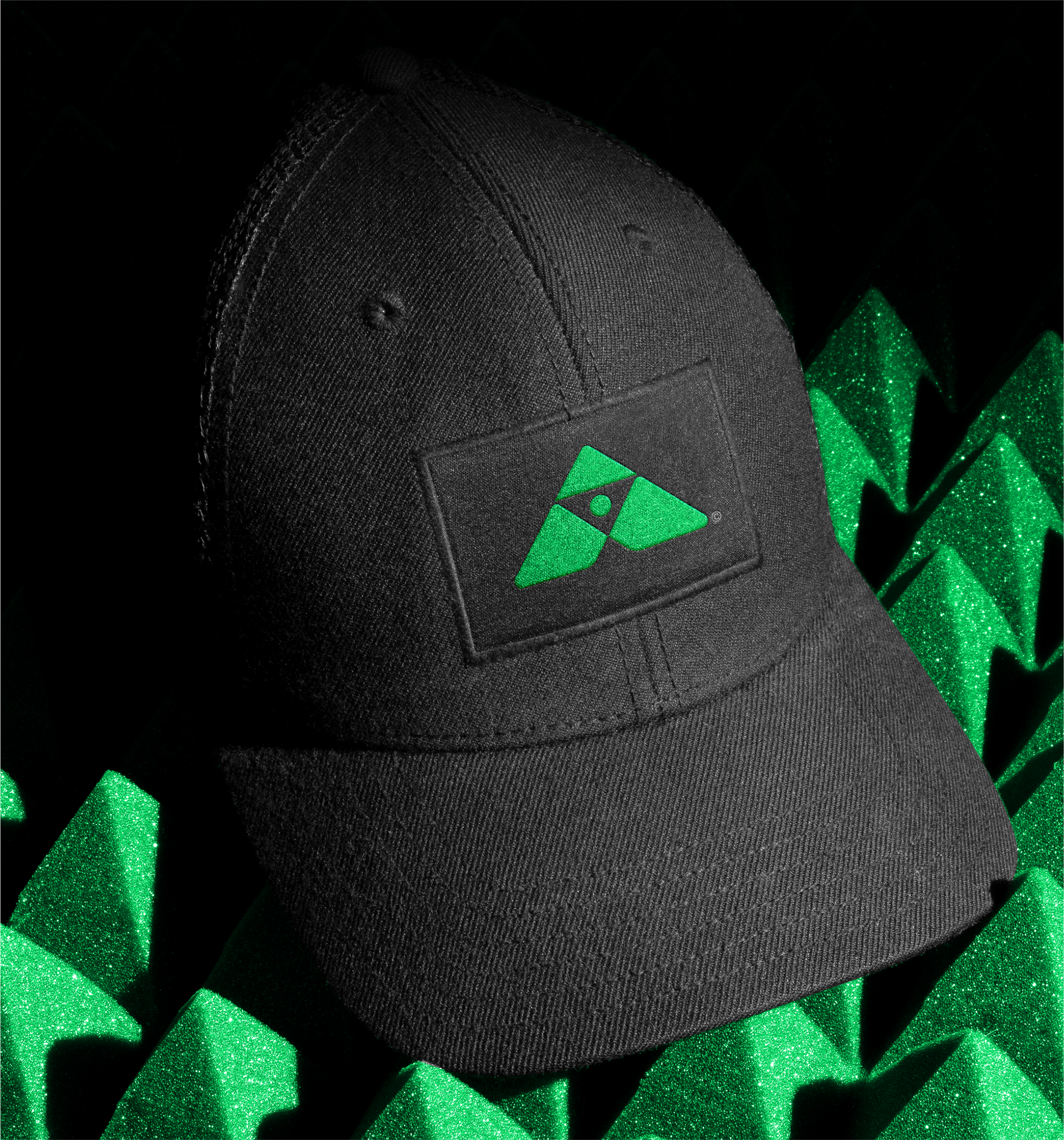Um chapéu preto com um triângulo verde nele