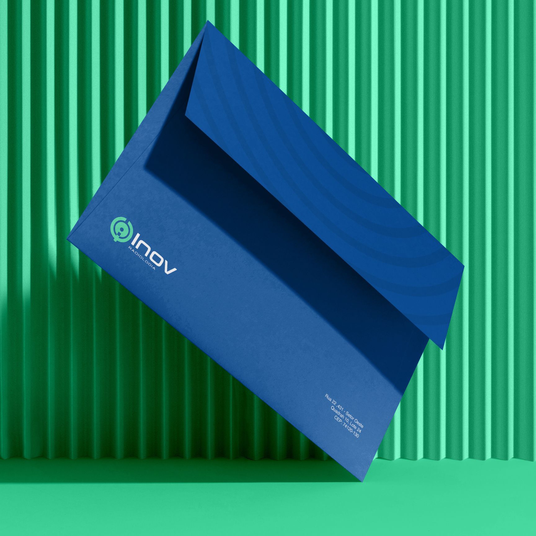 Um envelope azul com a palavra innova nele