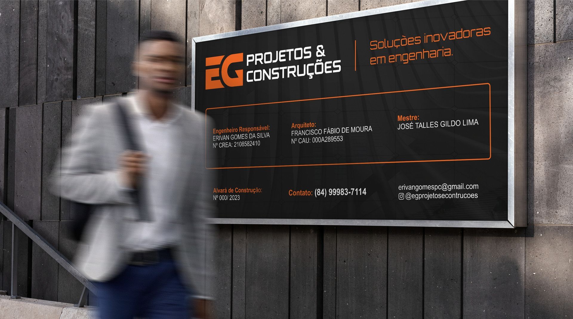 Uma imagem borrada de um homem caminhando em frente a uma placa que diz projetos & construccoes