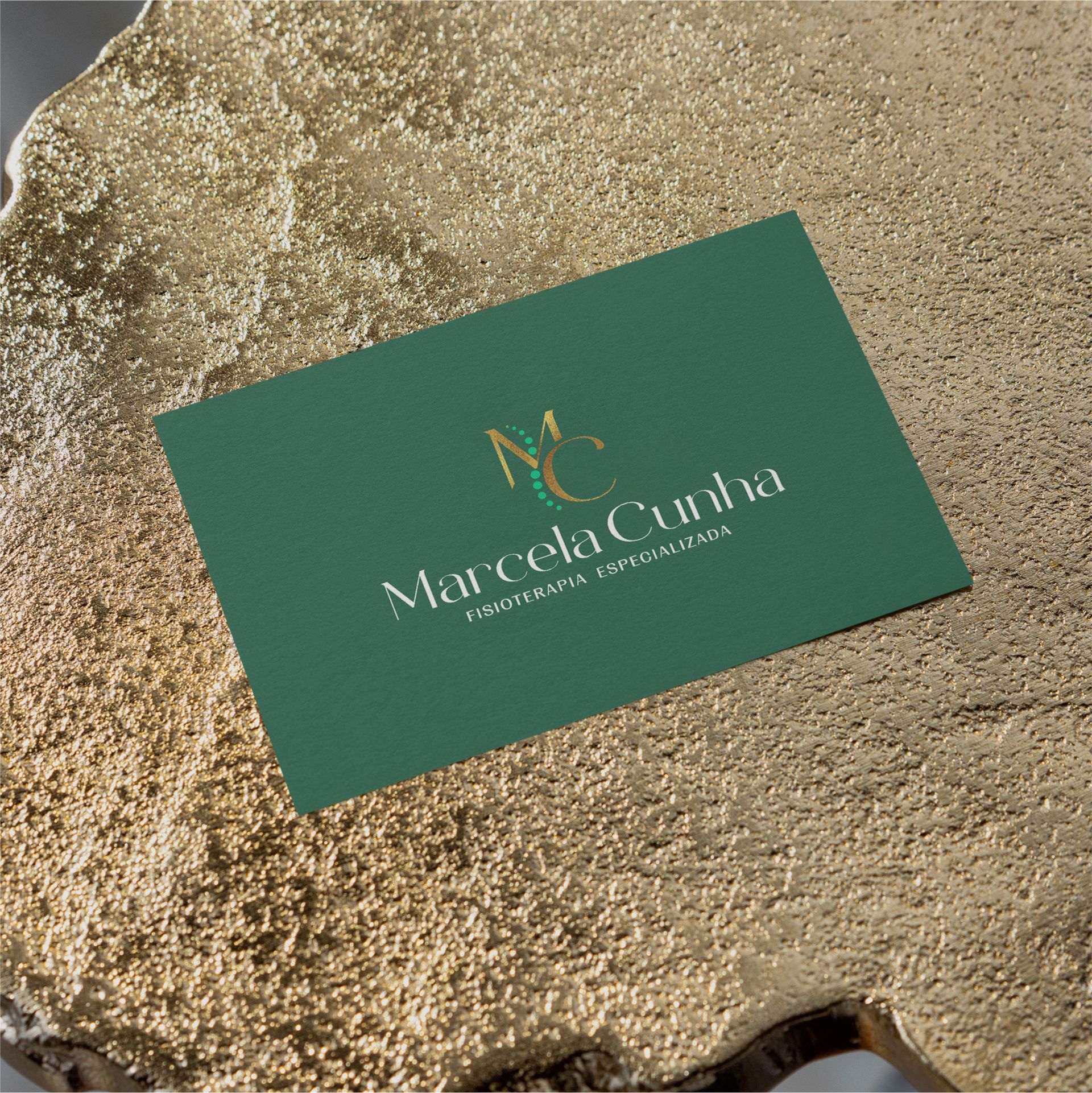 Um cartão de visita verde e dourado para marcela cunha
