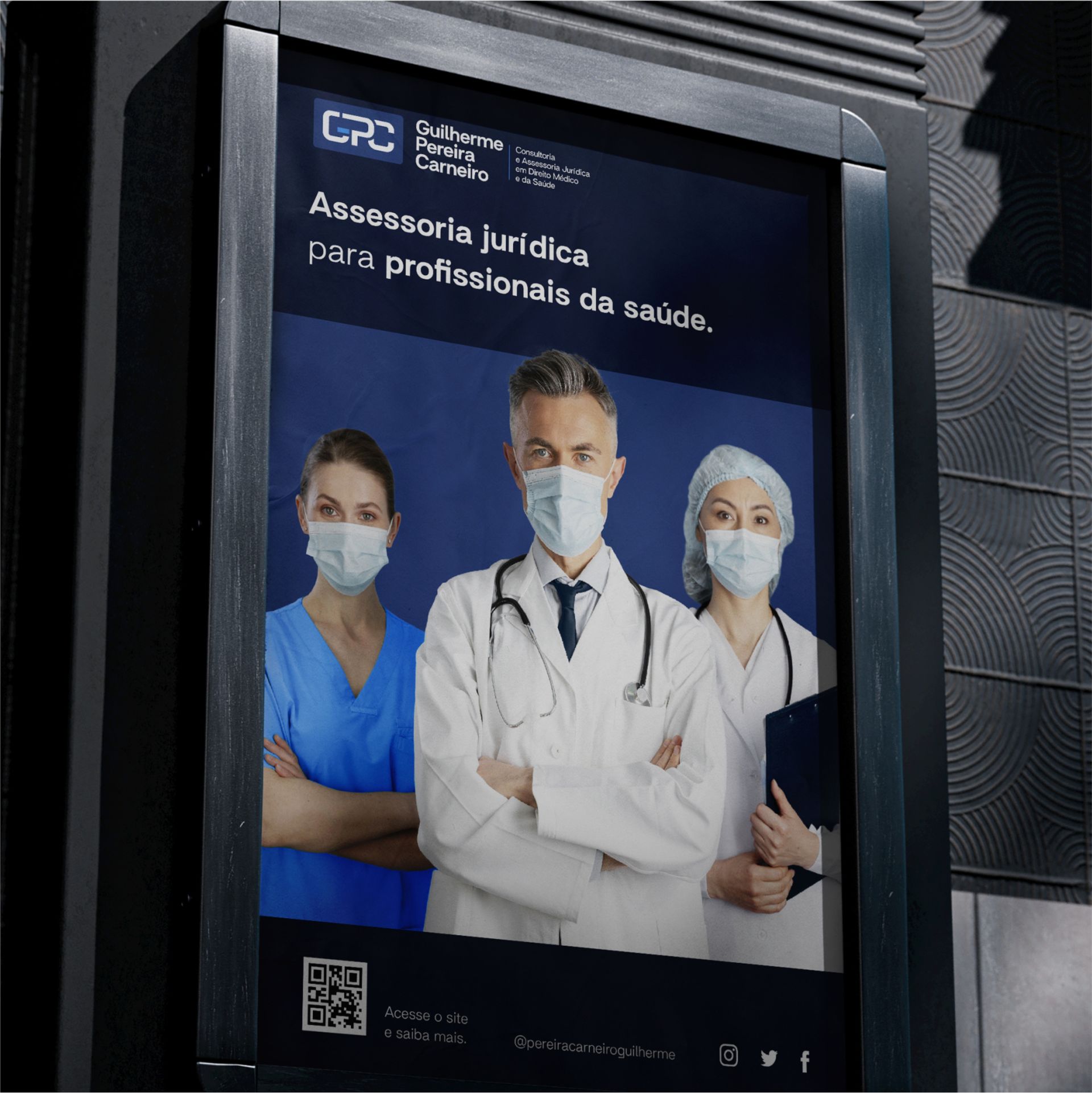 Um outdoor com um médico e duas enfermeiras usando máscaras faciais