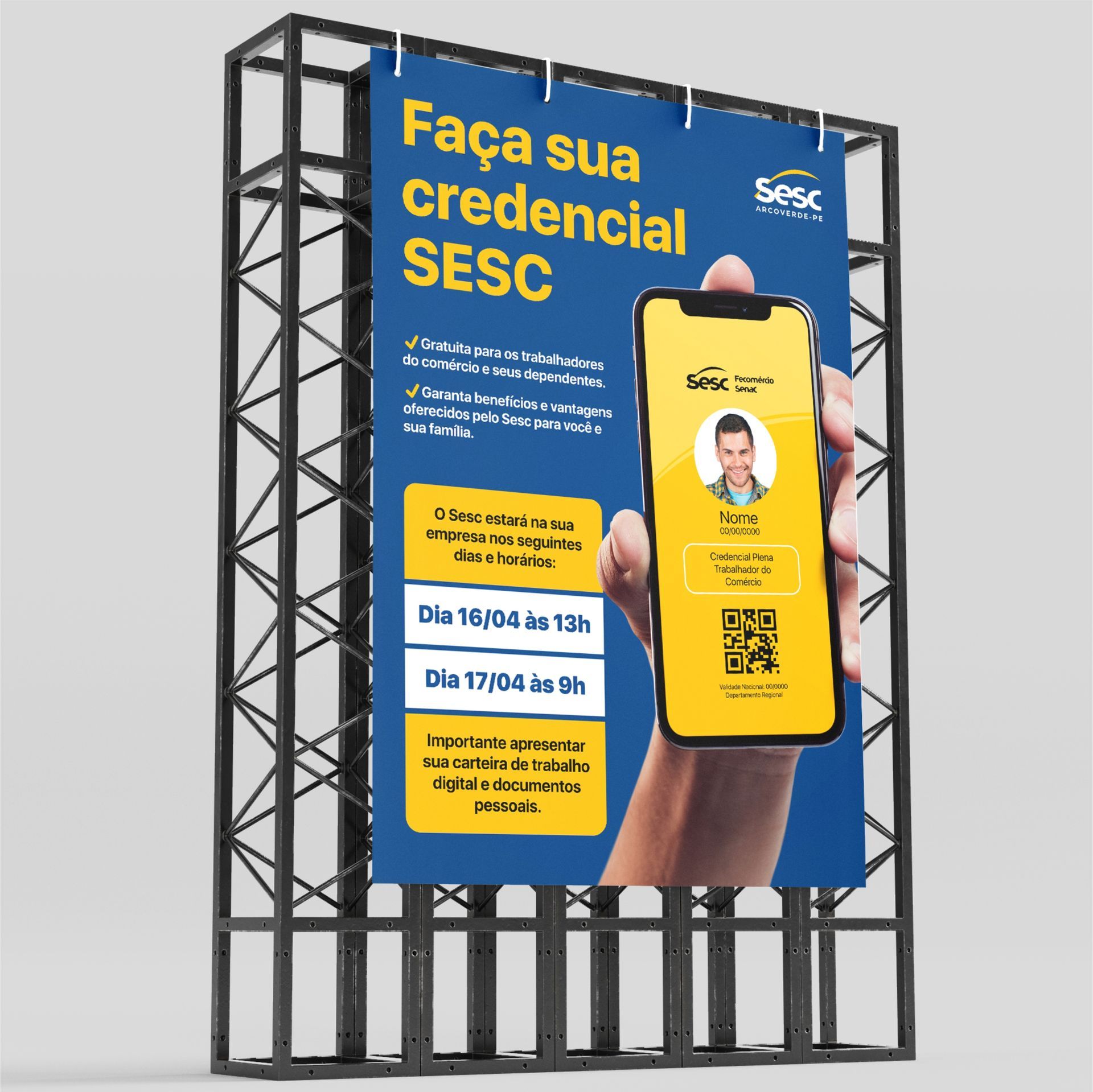 Um homem segura um celular em frente a uma placa que diz faça sua credencial sesc