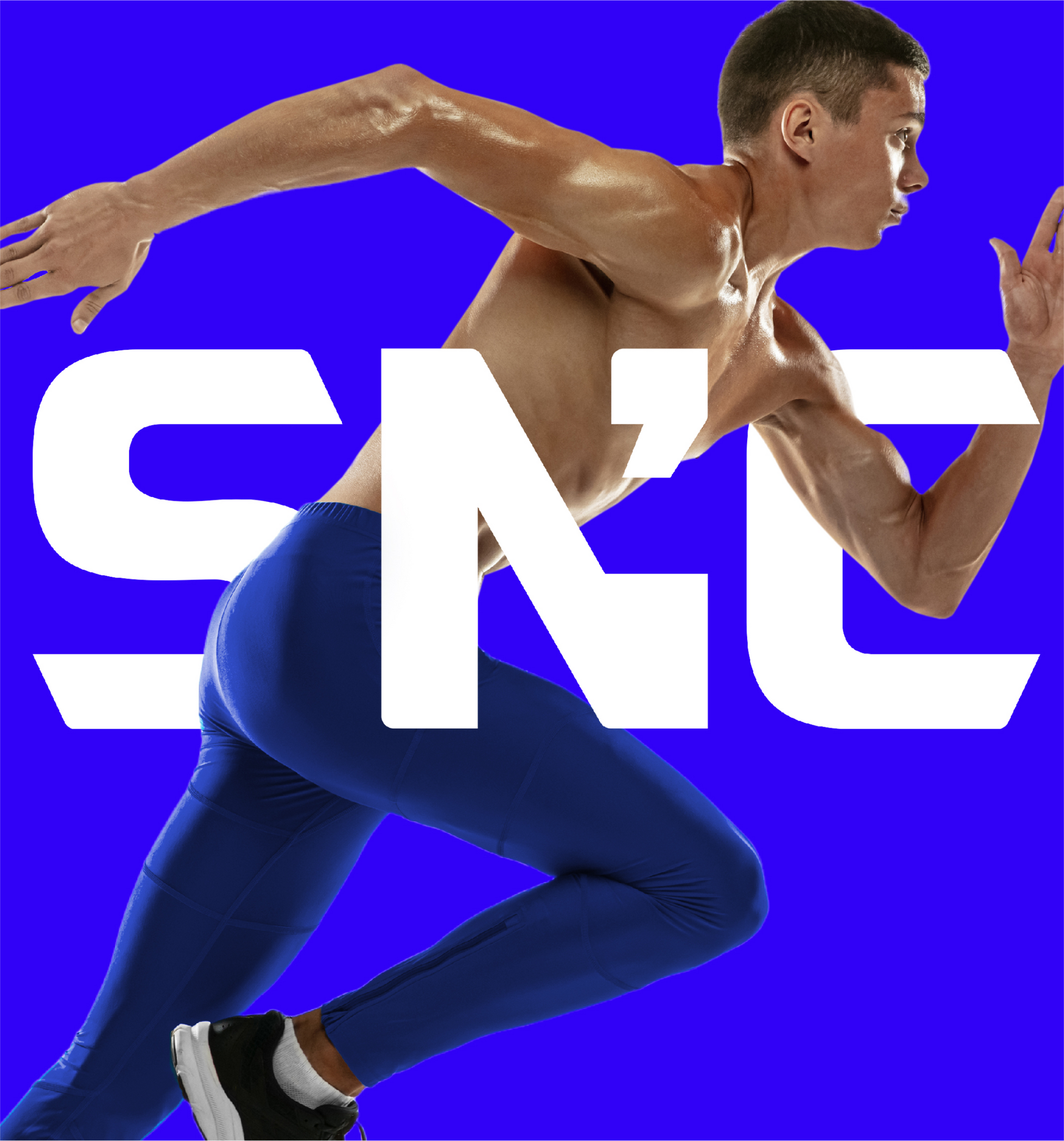 Um homem sem camisa está correndo com as letras snc atrás dele