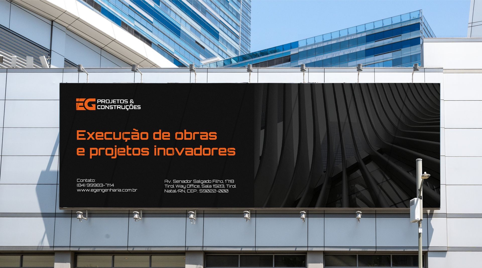 Um grande outdoor está pendurado na lateral de um prédio.