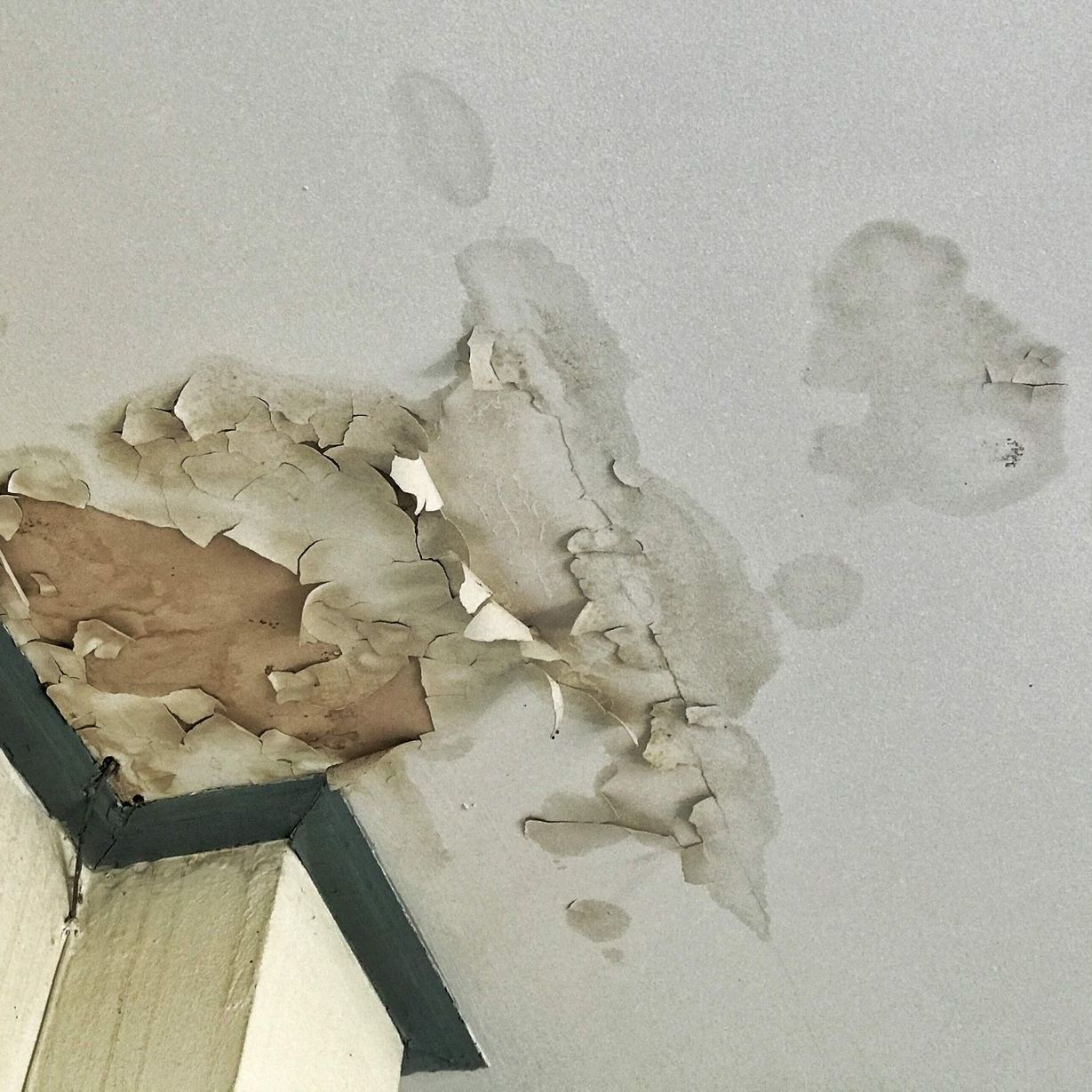 a ceiling with a lot of peeling paint on it