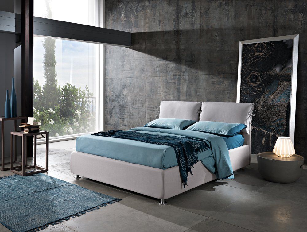 Letto matrimoniale rivestito di pelle