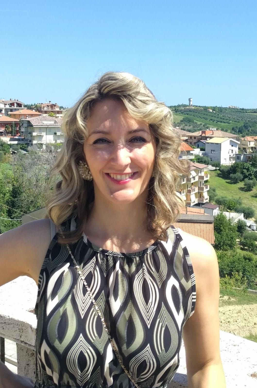 Giornalista pubblicista iscritta all'Ordine dei Giornalisti dal 2010. Laureata in Scienze della Comunicazione Scritta ed Ipertestuale all'Università degli Studi di Parma, è stata Direttrice e Redattrice di Zerosette settimanale e quotidiano online di Parma e provincia.