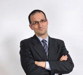 Giornalista professionista, svolge questa professione dal 1990 ed ha lavorato in tutti i tipi di testate giornalistiche: radio, TV, quotidiani, periodici, giornali on line ed agenzie di stampa.