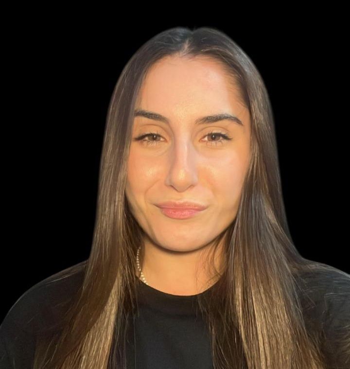 Comunicatrice specializzata in Social Media e Comunicazione d'Impresa, con esperienza internazionale in PR, piani di comunicazione e produzione video. Trilingue e abile in contesti multiculturali, crea storytelling con contenuti audiovisivi e strategie digitali, dando voce a brand, eventi e progetti. Si occupa di piani editoriali, creazione contenuti, analisi trend e gestione community nei social media e PR. Appassionata di arte, moda e fotografia, crede nella comunicazione come strumento per connettere, creare valore e costruire relazioni autentiche.