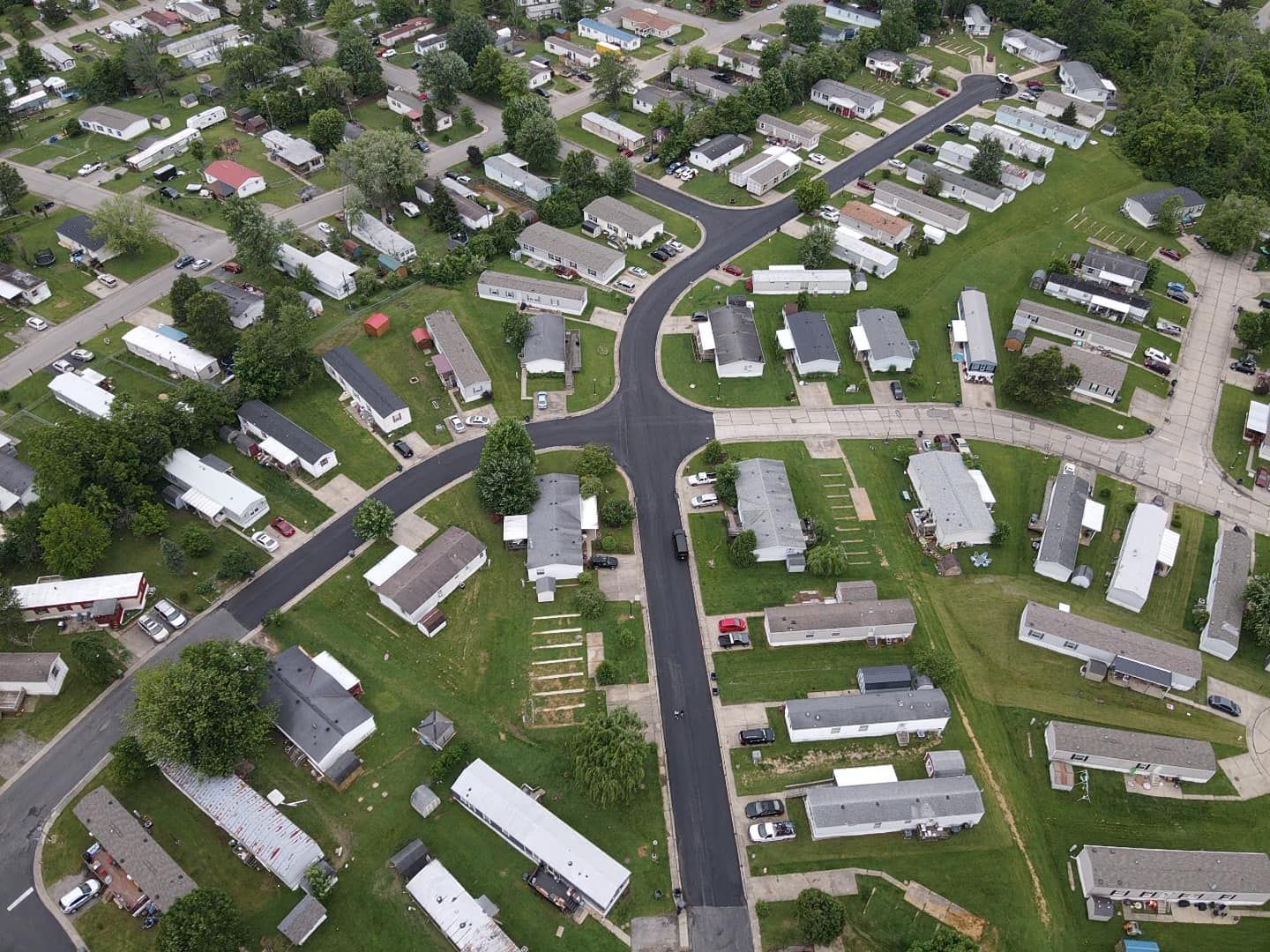 An aerial view of a mobile home park with lots of houses.
