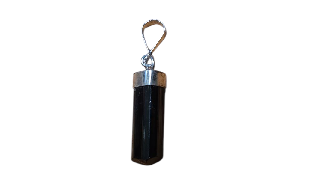 Zwarte cilindrische hanger met zilveren dop en oogje op een witte achtergrond.