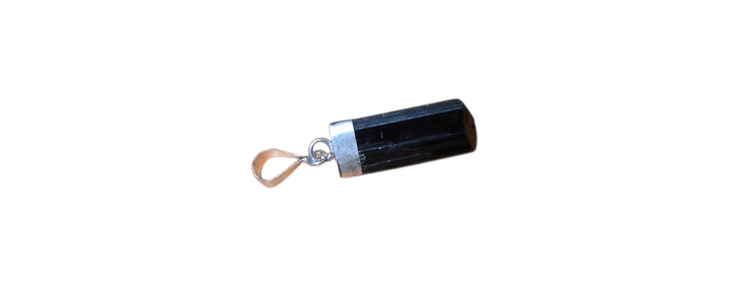 Zwarte cilindrische hanger met zilveren dop en oogje op een witte achtergrond.