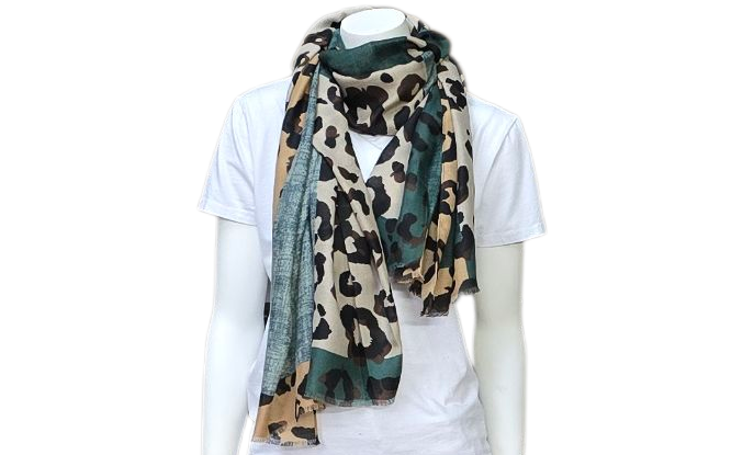 Mannequin met een wit T-shirt, jeans en een sjaal met luipaardprint.