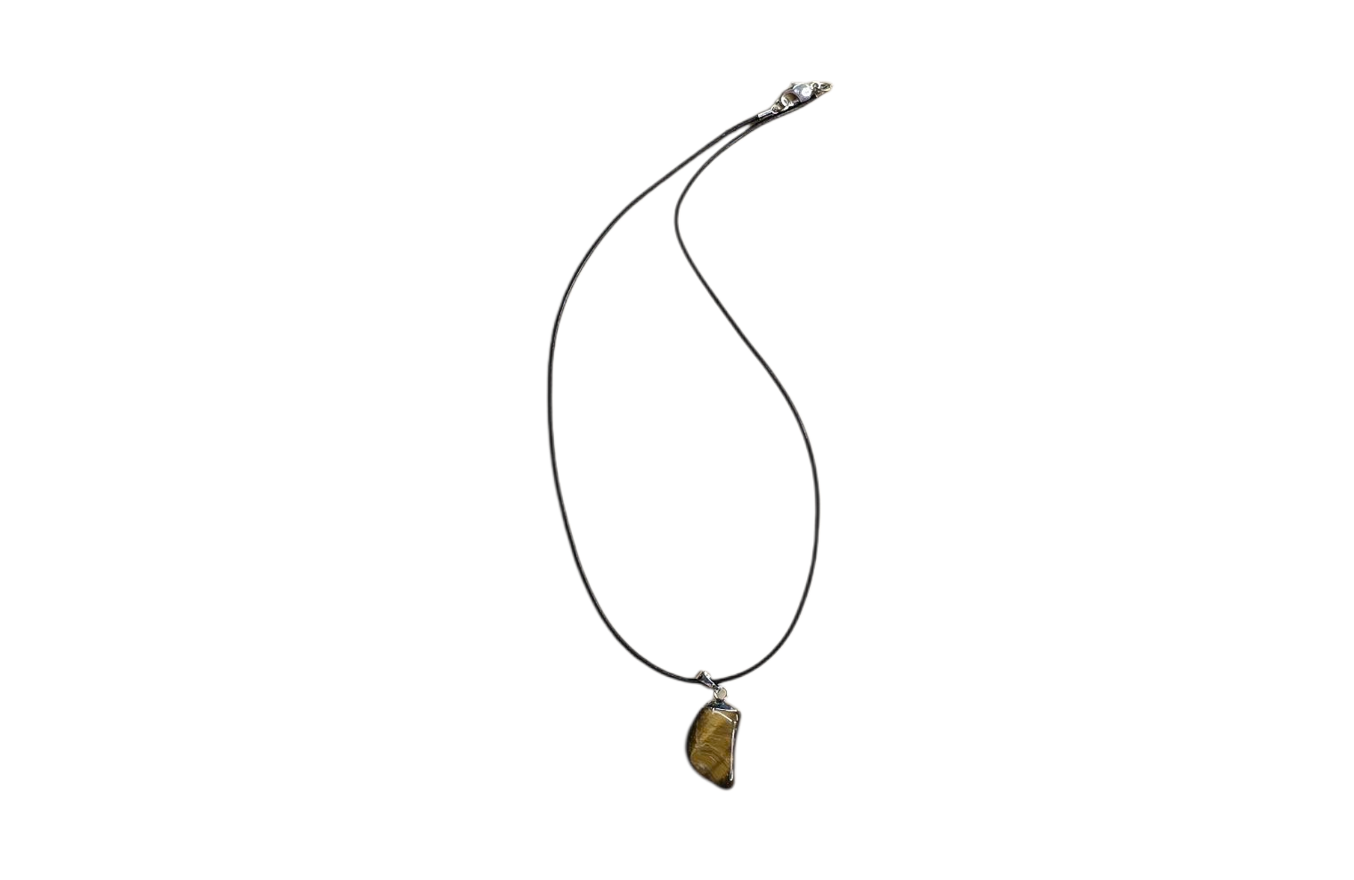 Halsketting met een amethist hartvormige hanger aan een dunne zilveren ketting, tegen een witte achtergrond.
