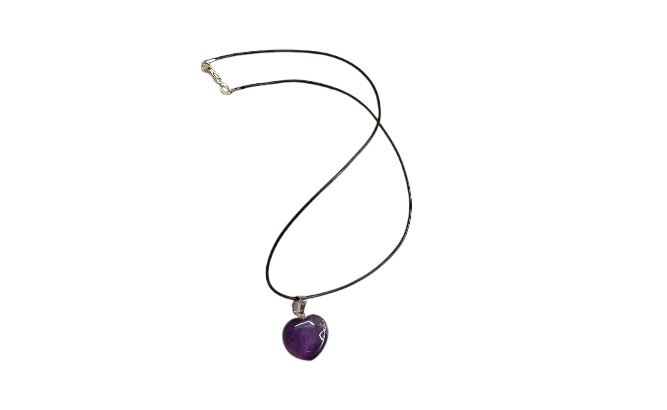Halsketting met een amethist hartvormige hanger aan een dunne zilveren ketting, tegen een witte achtergrond.