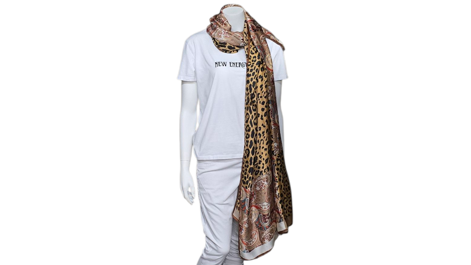 Mannequin met wit T-shirt, broek en sjaal met patroon.