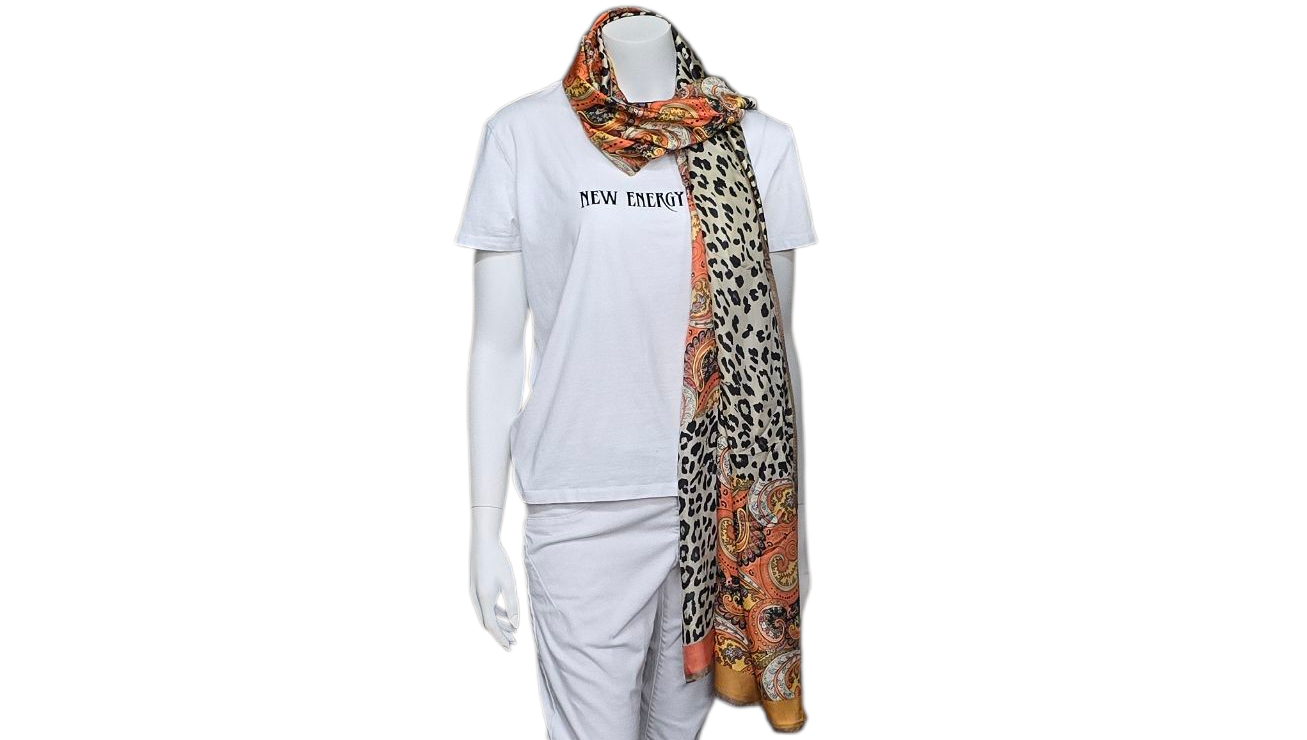 Mannequin met wit T-shirt, broek en sjaal met patroon.