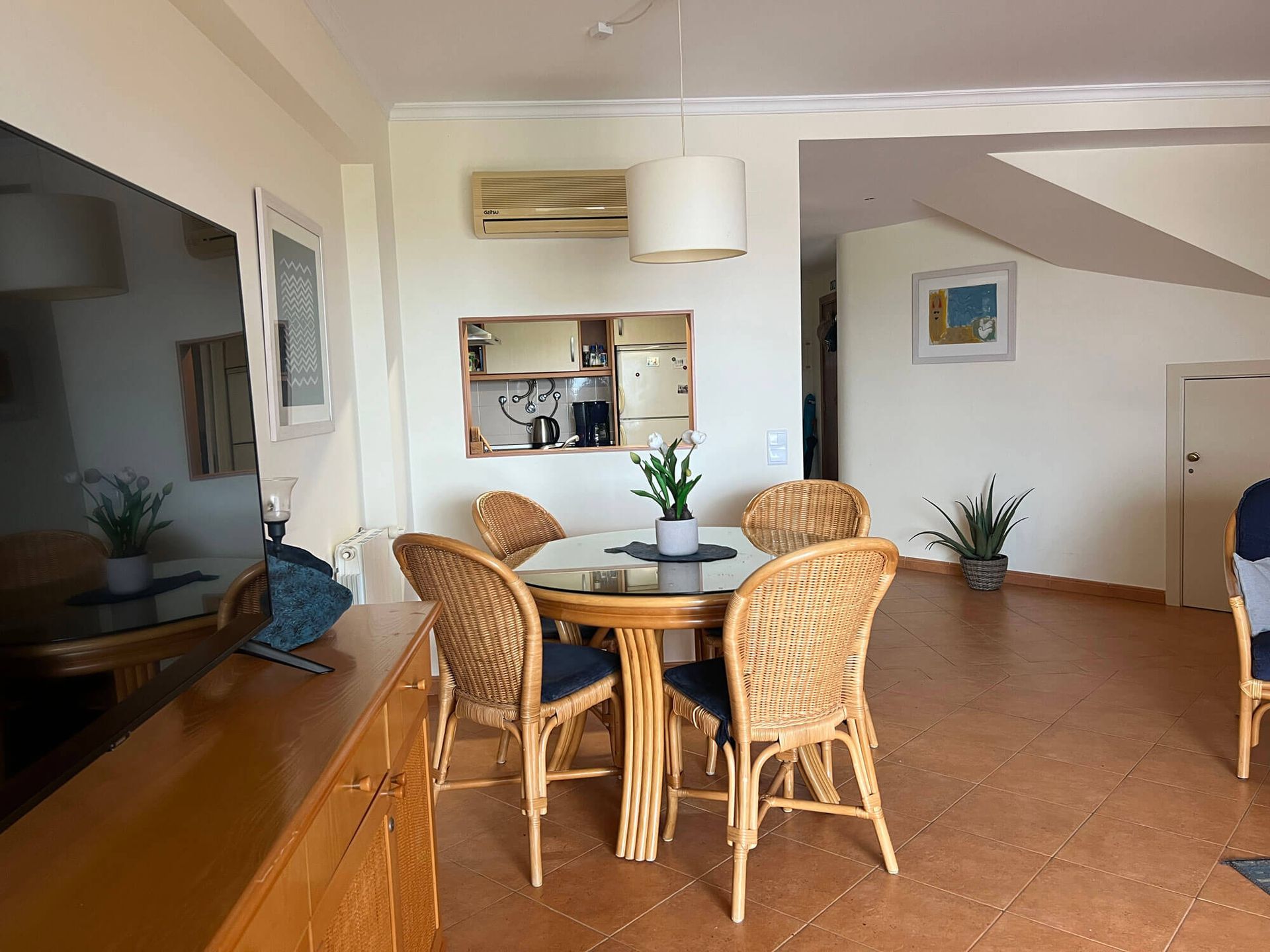 Ein Wohnzimmer mit Esstisch und Stühlen und einem Flachbildfernseher, Apartment Cabanas