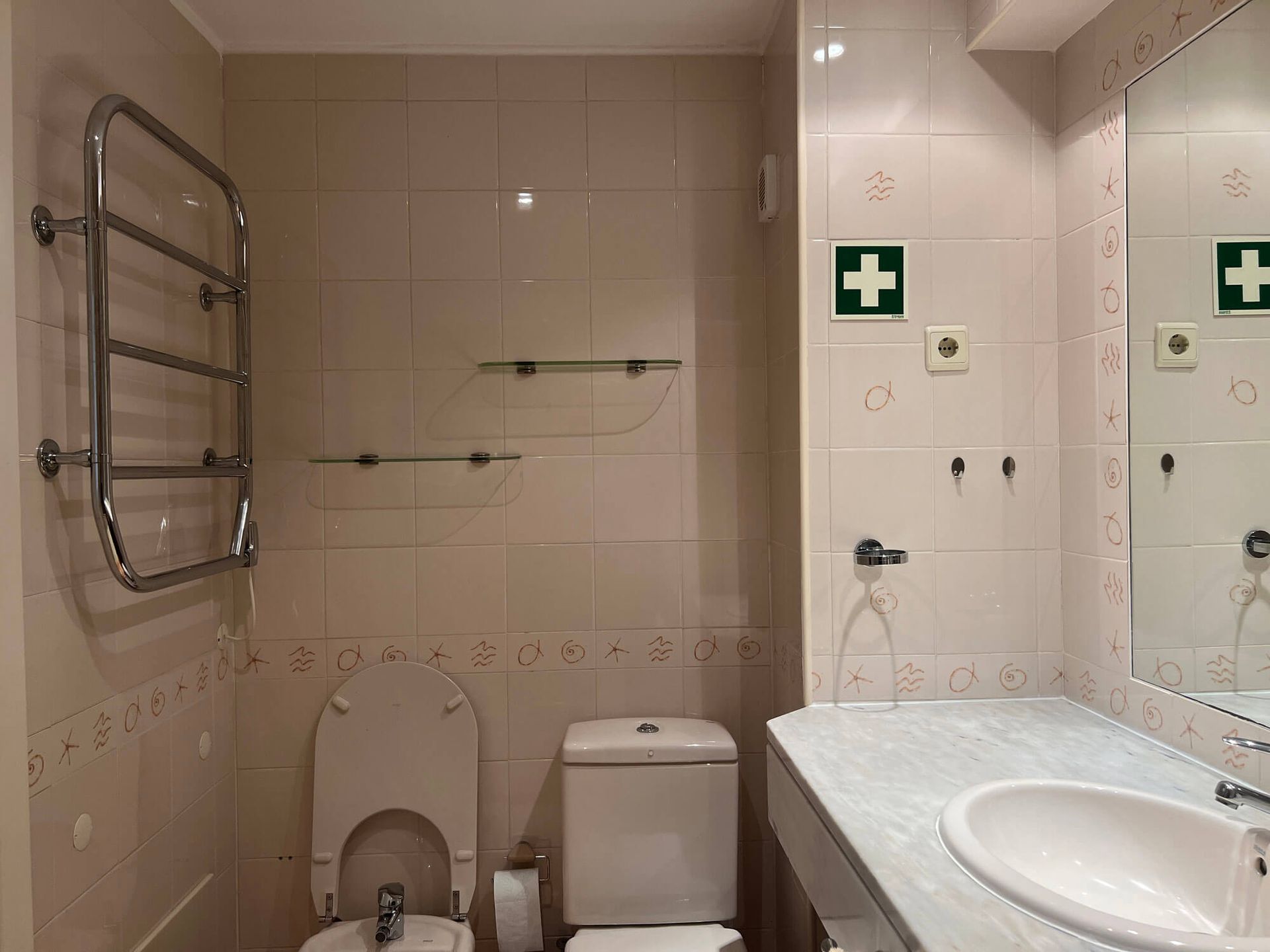Ein Badezimmer mit Toilette, Waschbecken und Spiegel, Apartment Cabanas