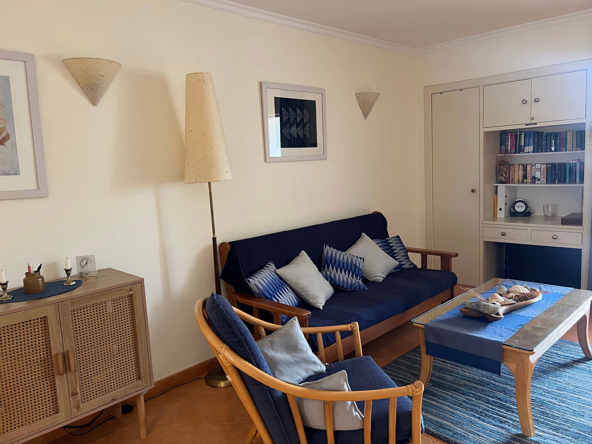 Ein Wohnzimmer mit einer Couch und Stühlen sowie einem Couchtisch, Apartment Cabanas