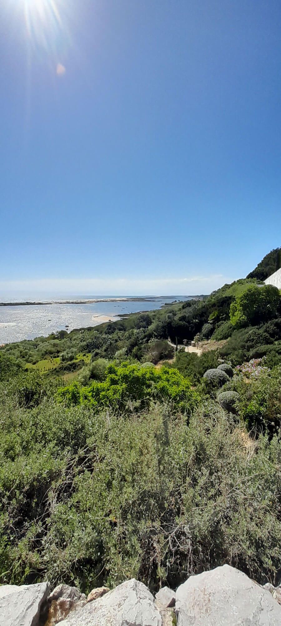 Ein Blick auf das Meer von einem felsigen Hügel an einem sonnigen Tag an der Algarve