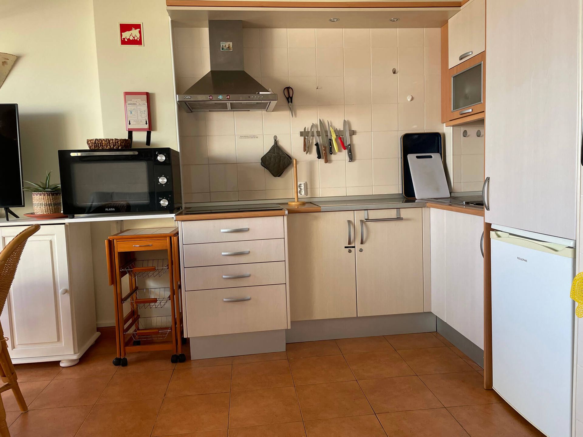 Studio Cabanas: eine Küche mit weißen Schränken und einer Mikrowelle