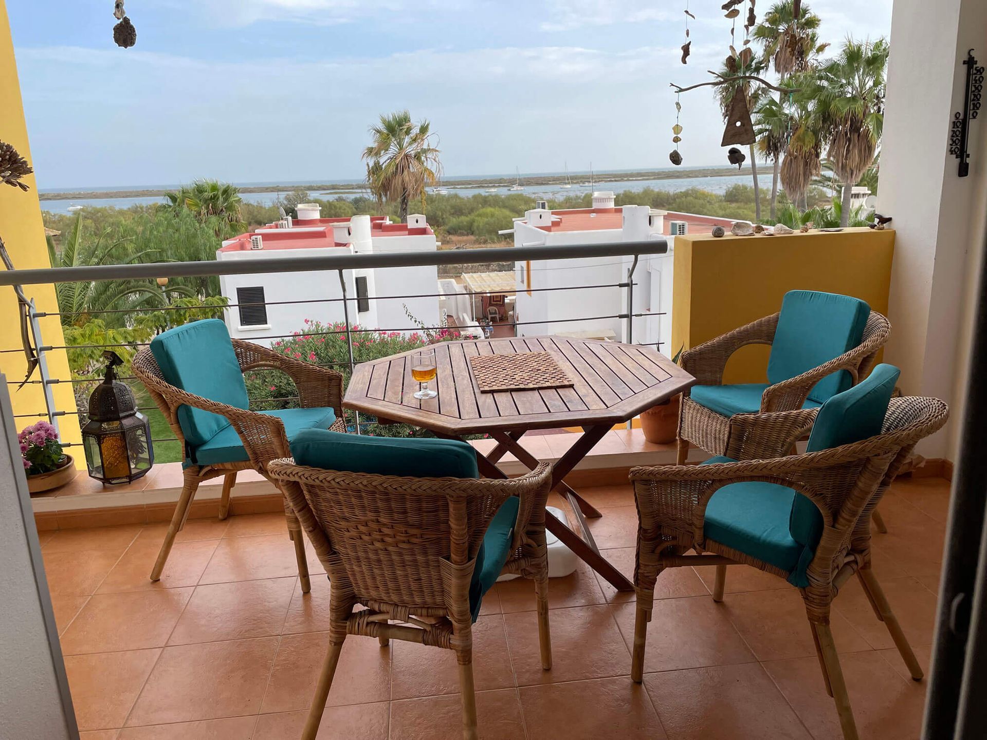Ein Tisch und Stühle auf einem Balkon mit Blick auf das Meer, CaSabrina Apartment Loggia