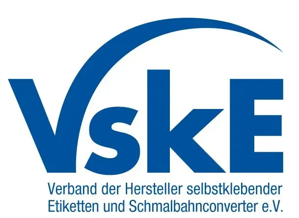 VSKE-Logo in Blau mit geschwungenem Bogen und deutschem Untertitel für Verband für Gartenbauverpackungen