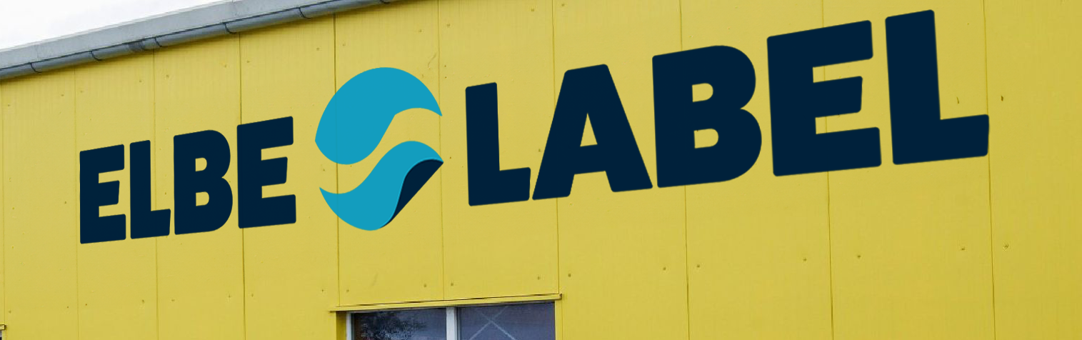 Das ELBE LABEL-Logo in Blau und Gelb auf einer leuchtend gelben Gebäudefassade