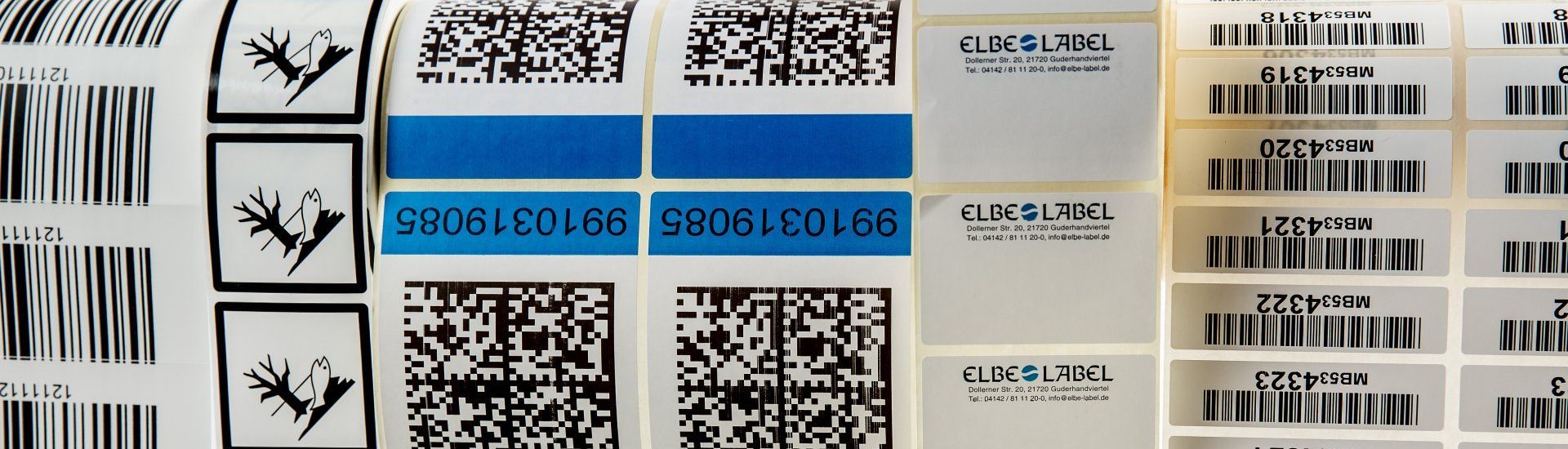 Etiketten und Barcodes sind in einem Raster auf weißem Hintergrund angeordnet, einige mit blauen und schwarzen Abschnitten.