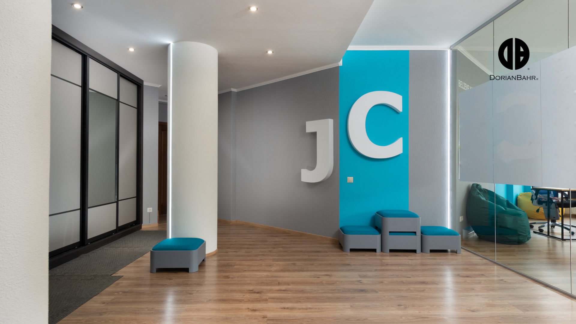 A hallway with a sign on the wall that says jc