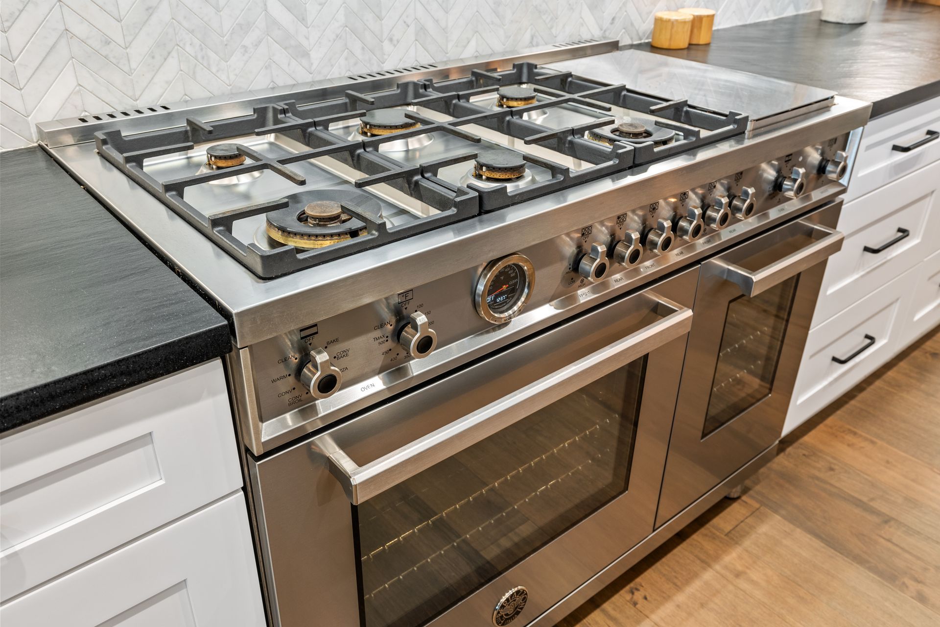 A stainless steel stove top oven is sitting on top of a kitchen counter.